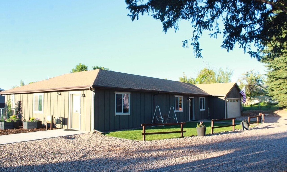 Parowan House | B & T's Garden Getaway-Located in Historic Parowan near Brianhead Ski Resort