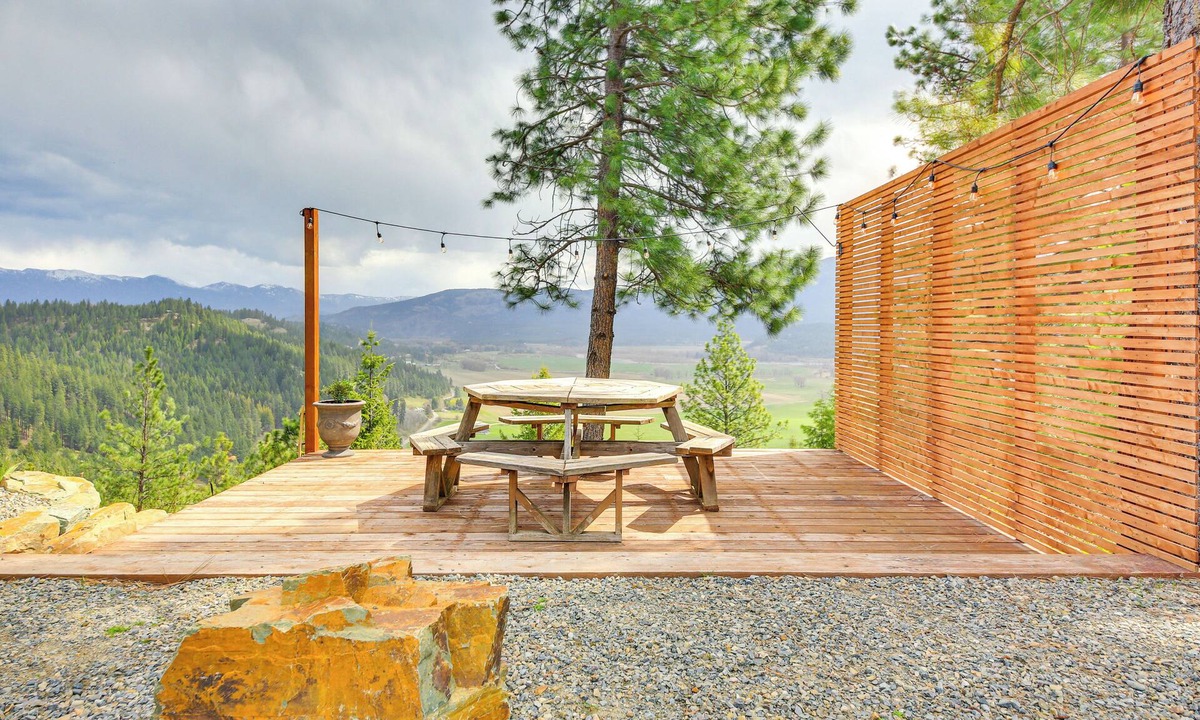 Bonners Ferry House | Balcony & Patio w/Mtn Views! Bonners Ferry Escape