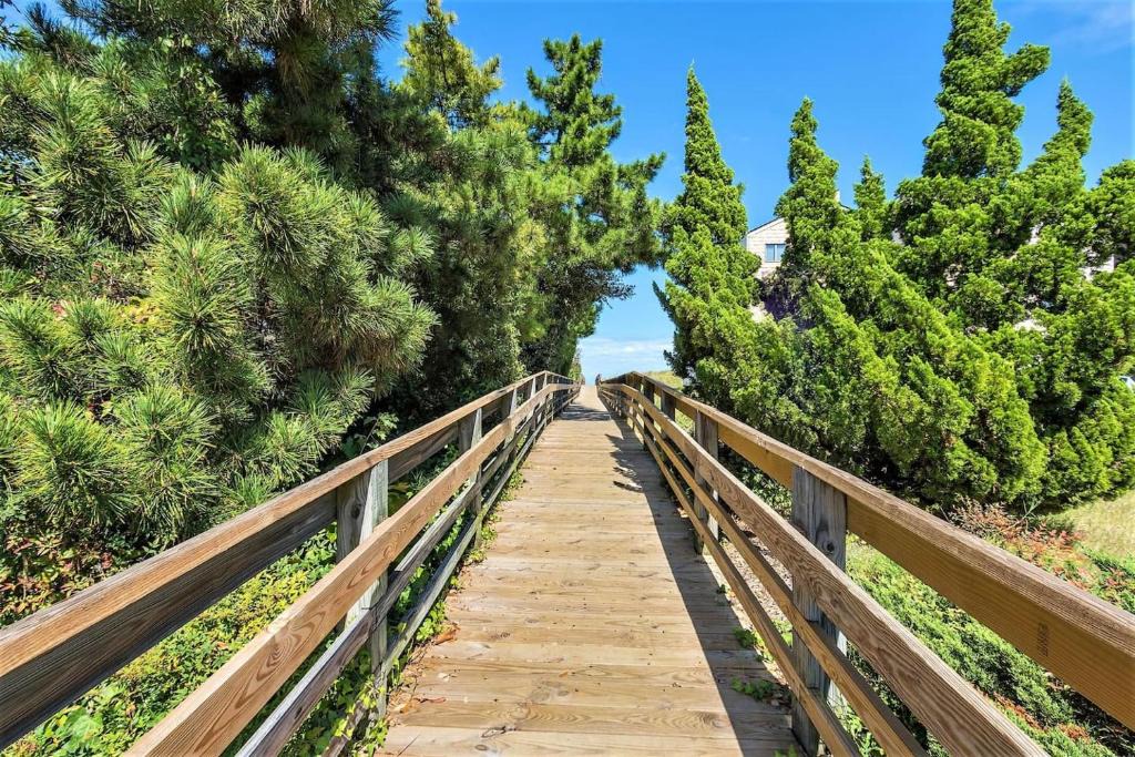 Bayview Apartment | Beach Cottage Breeze Suite (2 bed/1 bath condo 1 block from beach)
