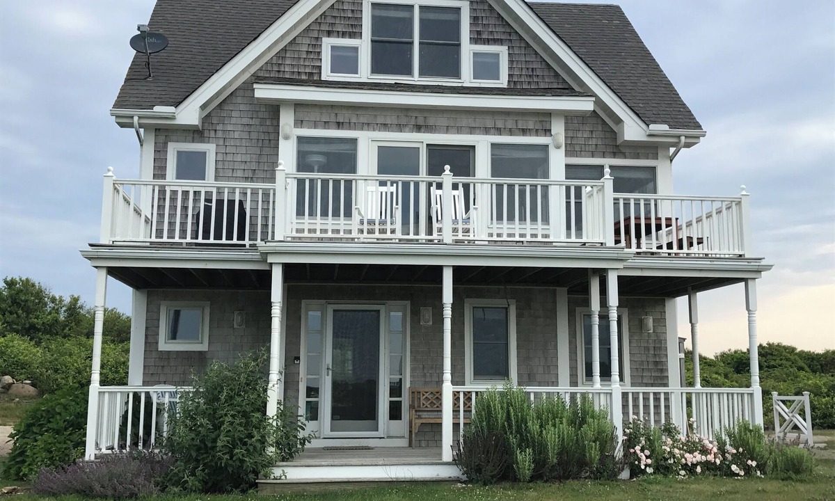 New Shoreham House | Beach is just steps away! Private path from upscale family home! Booking 2026!