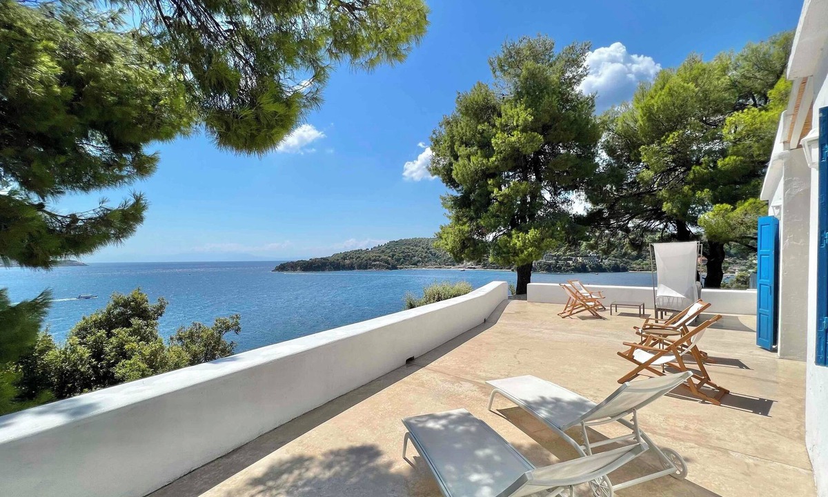 Kanapitsa Villa | Beachfront Villa with Semi Private Sandy Beach