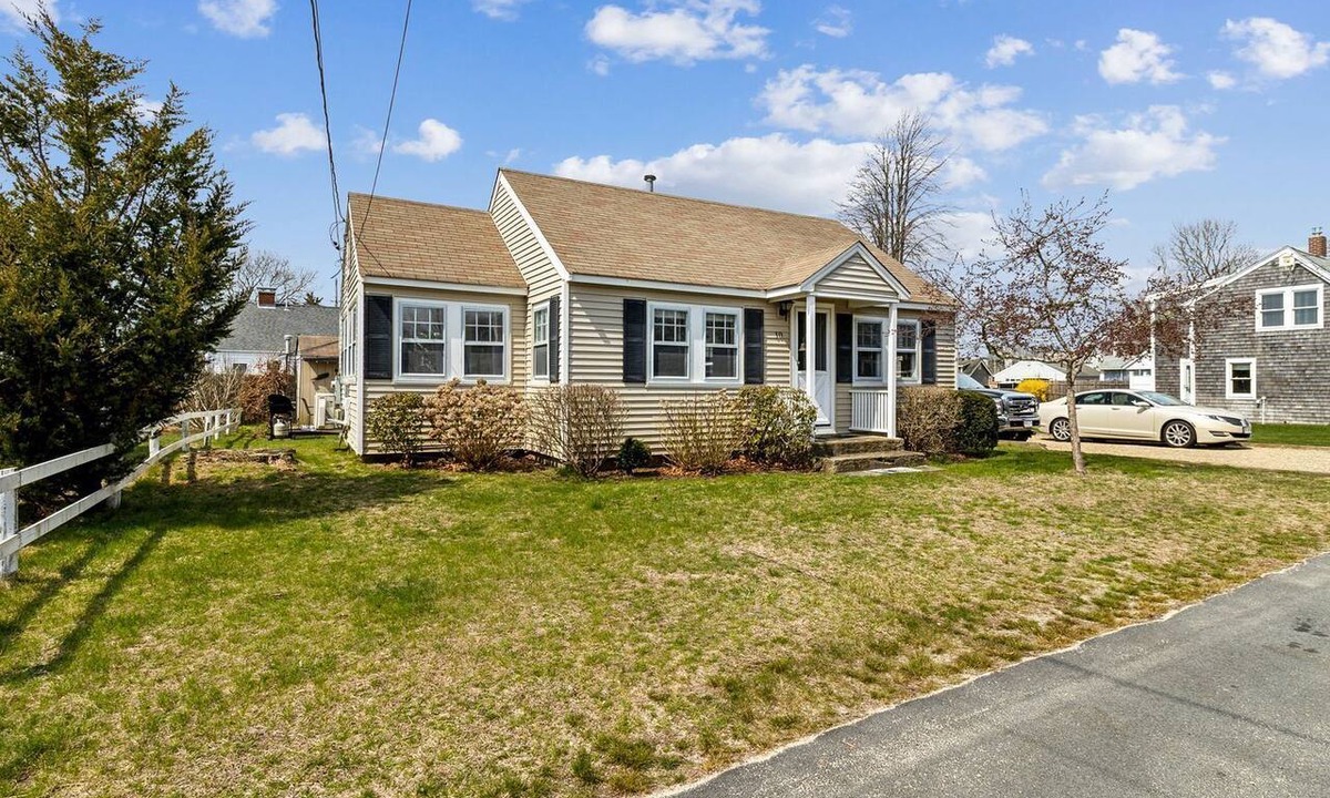 Wareham Center House | Beachside Cottage Rental Cape Cod Massachusetts Sleeps 8 Quiet Community Near Cape Beaches