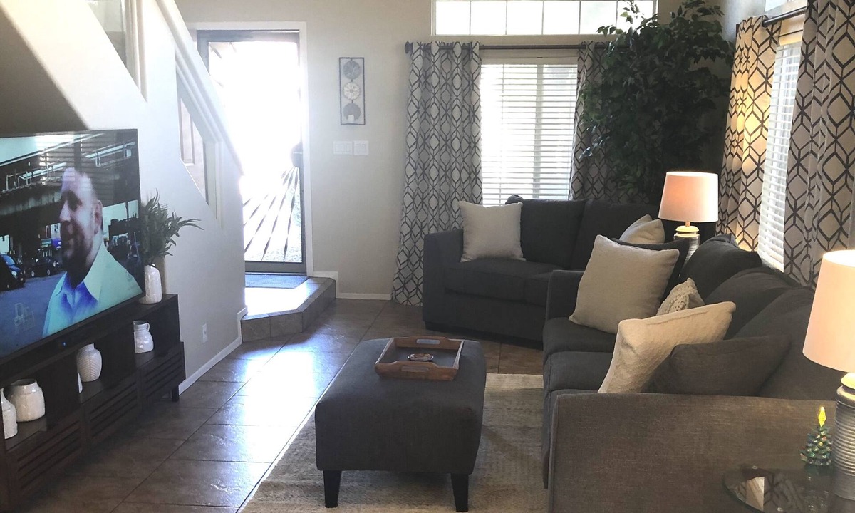 North Scottsdale House | Beautiful 2 BR Plus Loft, Attached 2 Car Garage, Recently Updated!