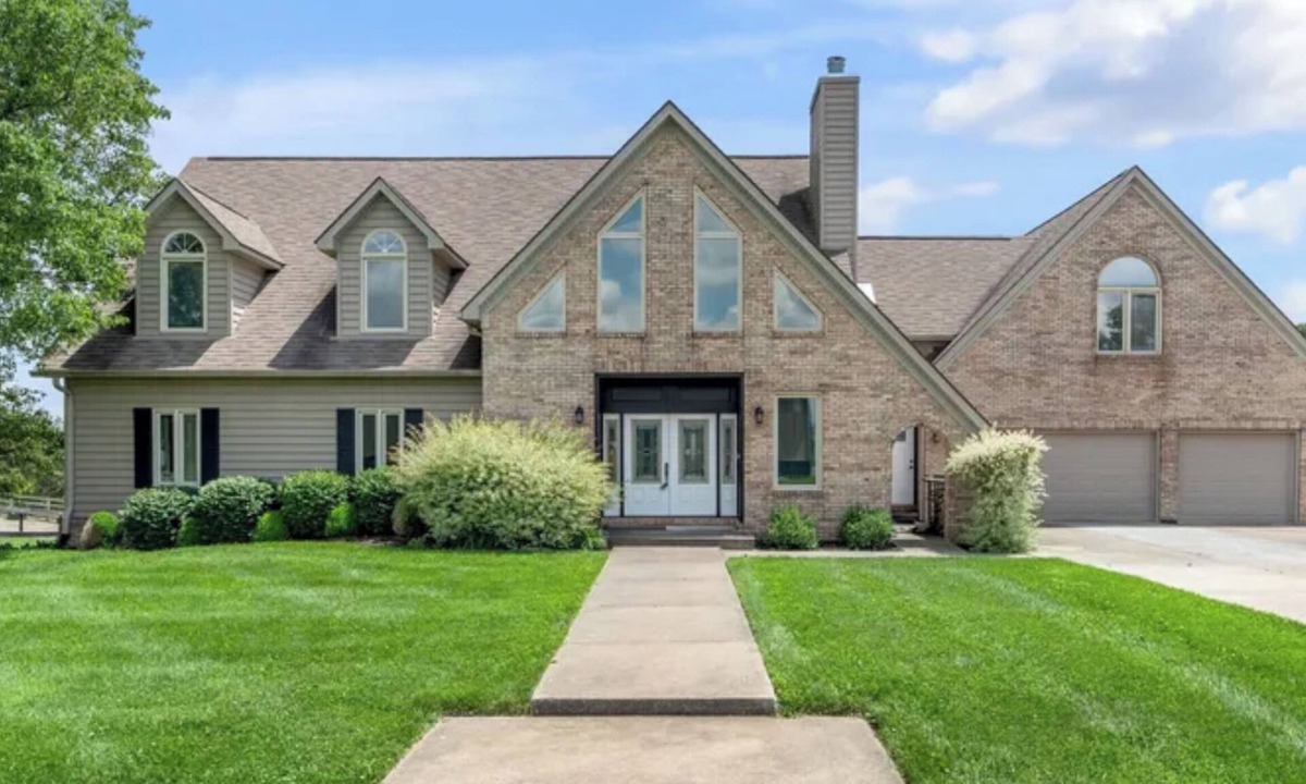 Georgetown House | Beautiful 4+-bedroom house near KHP, with show barn stables and indoor arena.