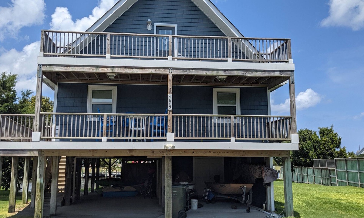Nags Head House | Beautiful 4 bedroom, spacious, home located right on the water