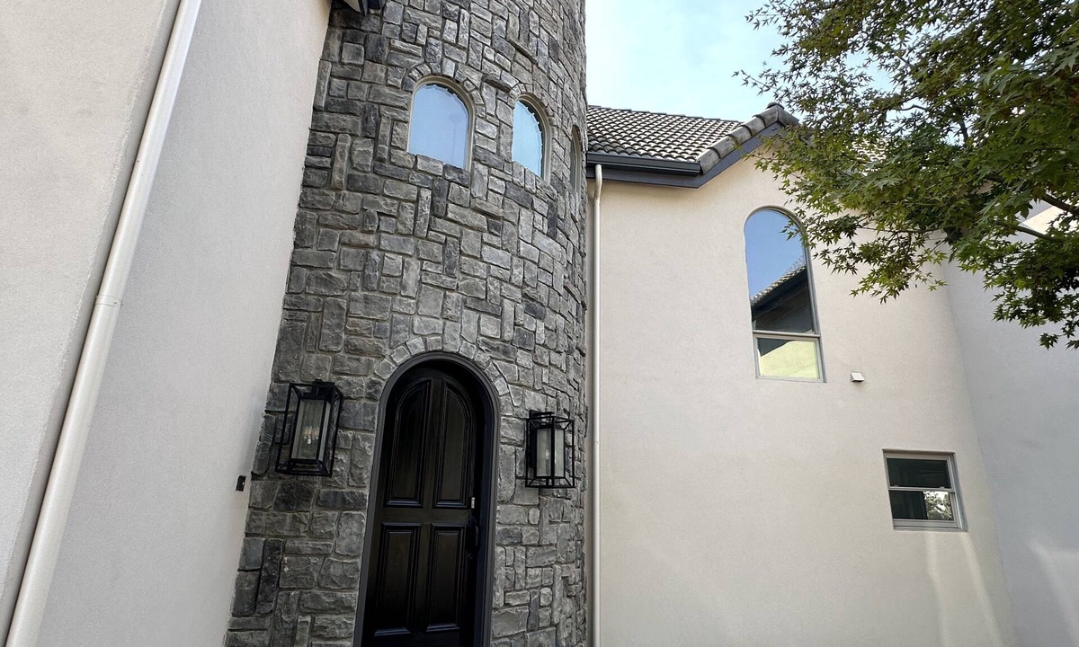 Reedley House | Beautiful Chateau by the Kings River and only minutes away from the Sierras.