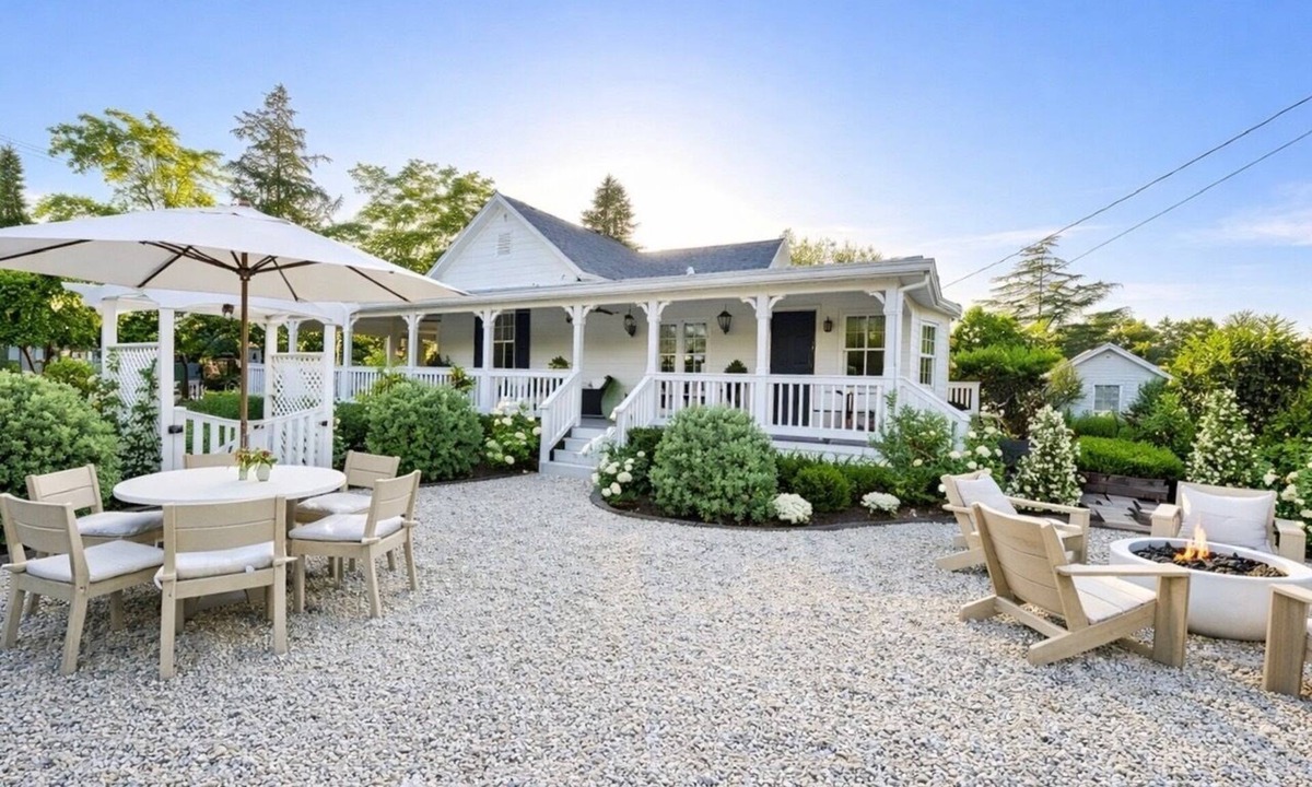 St. Helena House | BEAUTIFUL DOWNTOWN SAINT HELENA FARMHOUSE