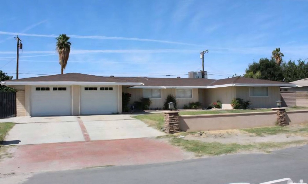 Palm Springs House | Beautiful home close to Coachella Stagecoach, PGA west, and The Thermal club.