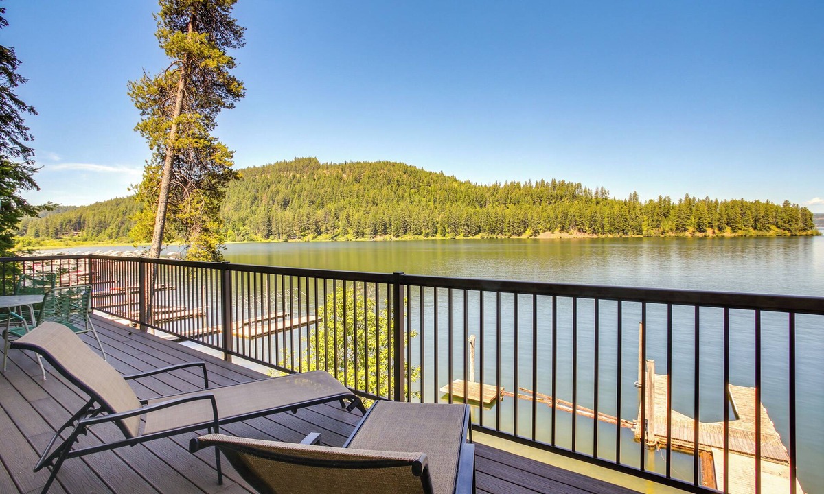 Carey Bay Cabin | Beautiful Lake Coeur d'Alene Retreat: Deck & View!