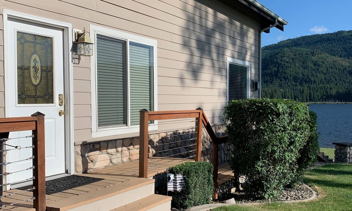 Rathdrum House | Beautiful Lake Front Property