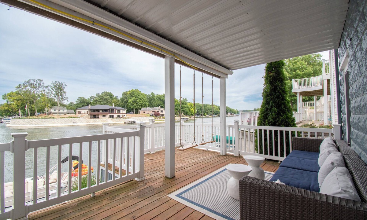 Brimfield House | Beautiful Lakefront home! Summer memories start here!