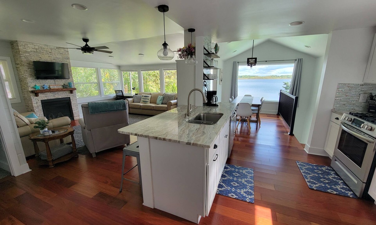 Vicksburg House | Beautiful lakefront property on Barton Lake with Hot Tub!