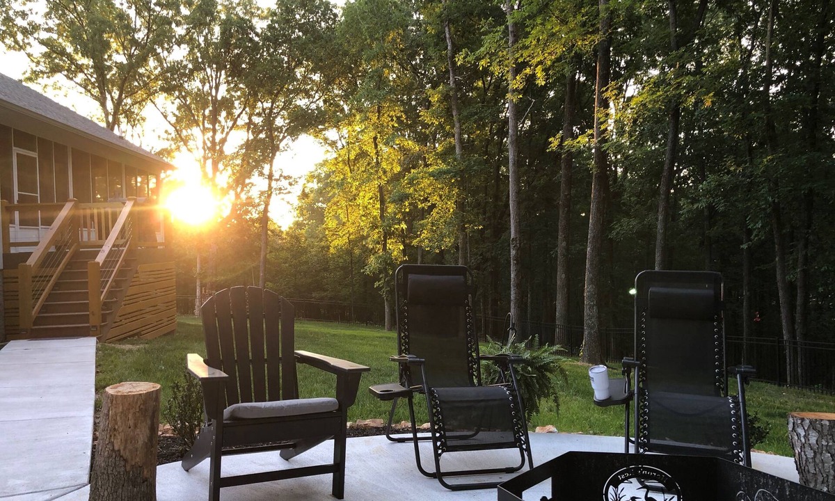 Almo House | Beautiful new home at Kentucky Lake with community pool! Close to Murray State!