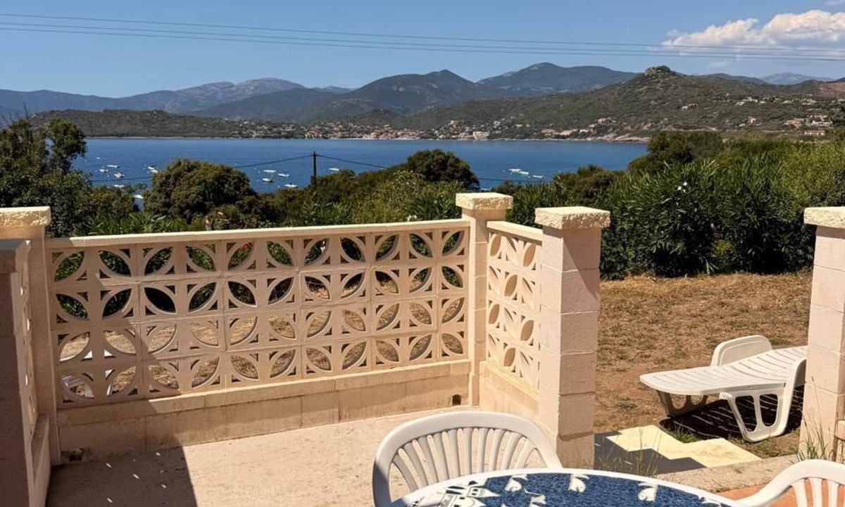 Orcino Apartment | Beautiful one-bedroom apartment in a house with a view of the sea, a 5-minute walk from the beach.