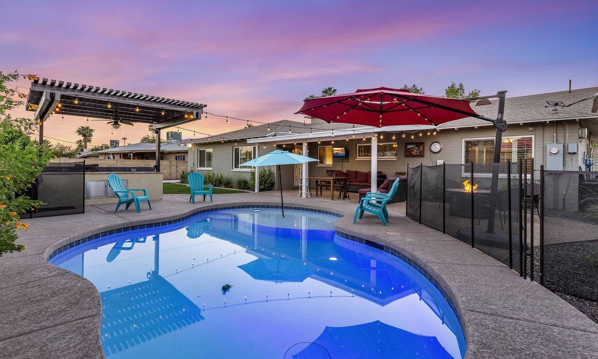 Village Grove House | BEAUTIFUL PRIVATE POOL/HOME/BACKYARD NEAR OLD TOWN