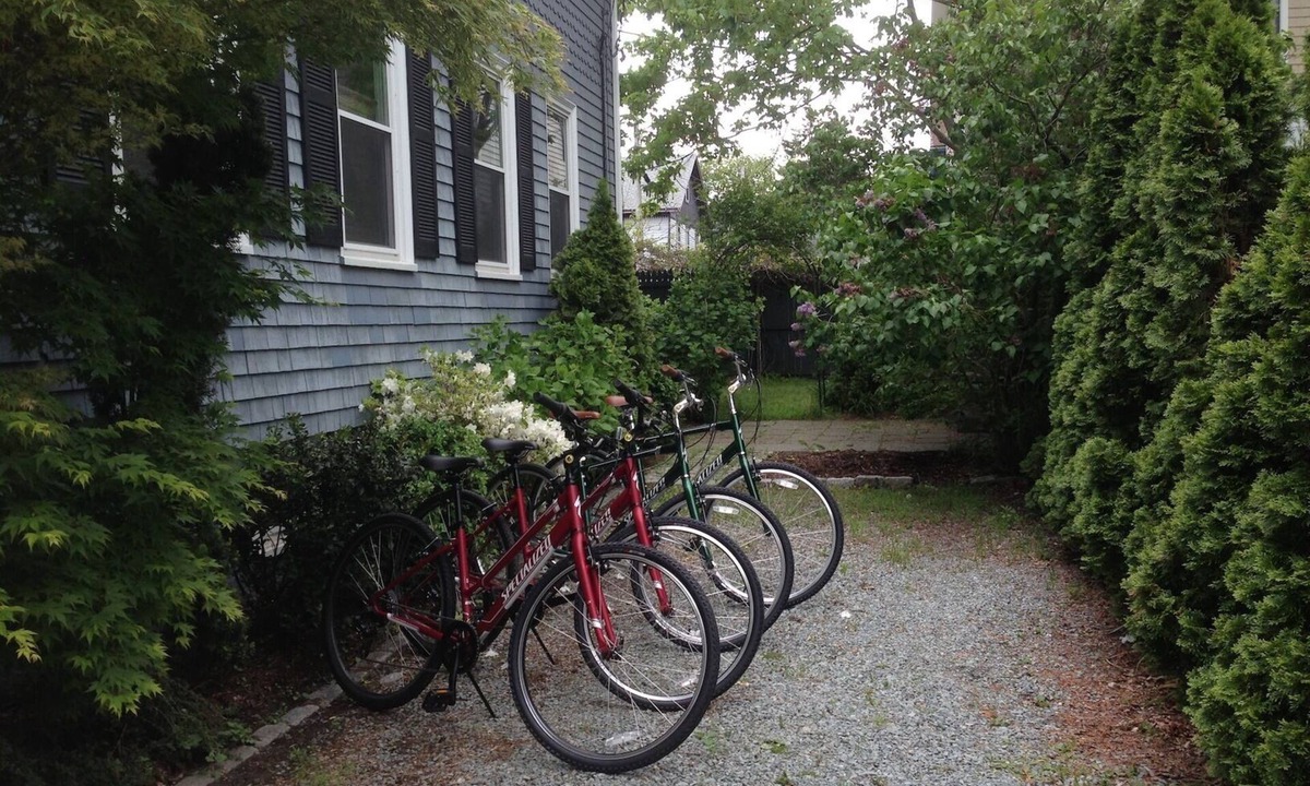 The Point Condo | Beautiful victorian w/big garden, Tesla/EV charger, 2 blocks from water