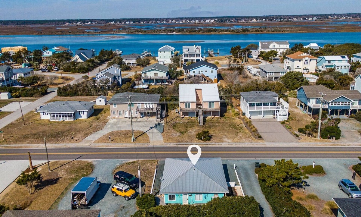 Topsail Beach House | Beautiful Vintage Vibes | Ocean Views & Short Walk to the Beach!