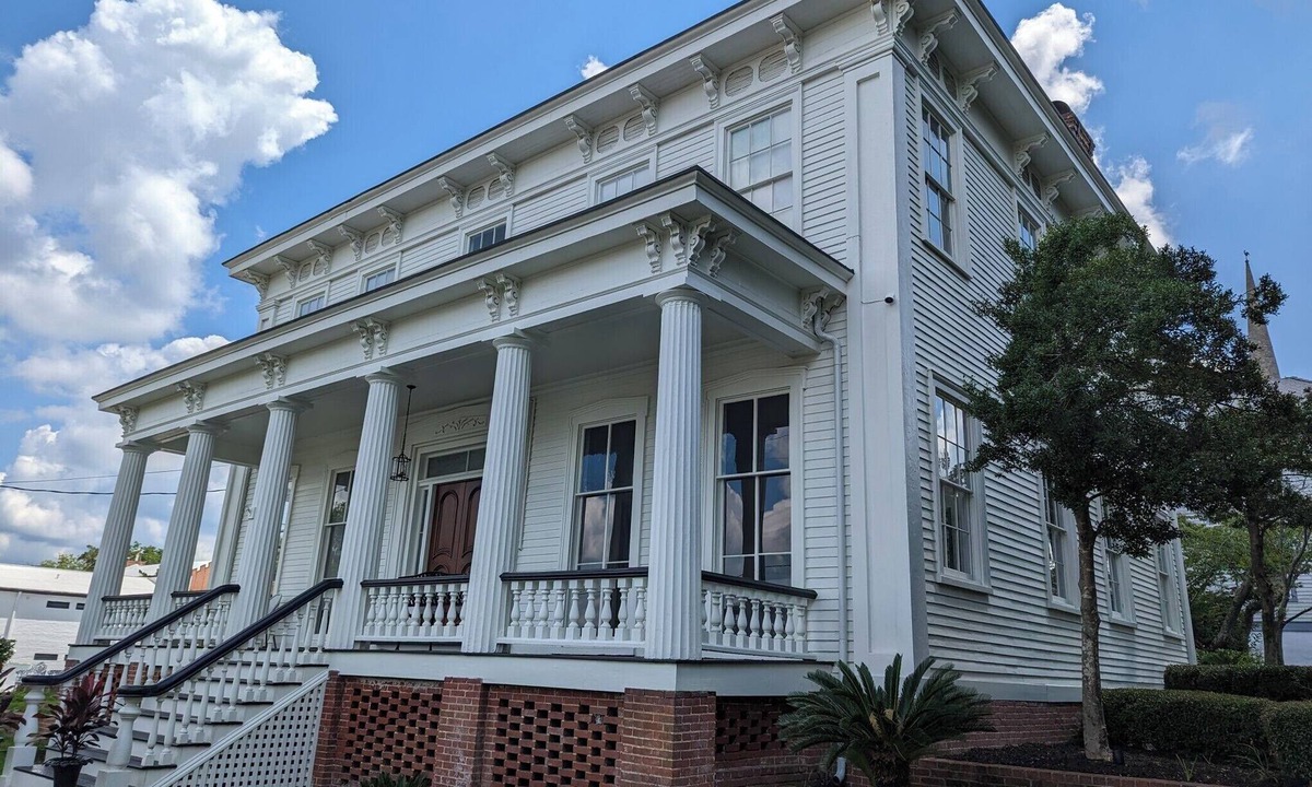Wilmington Historic District House | Beautifully Restored Modern Flair Greek Revival Estate in Downtown Wilmington