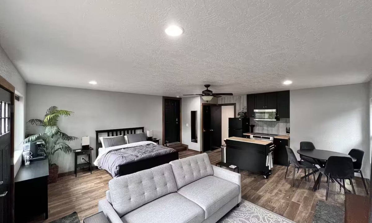 Victor Apartment | Ben and Danielle's Place in the Woods