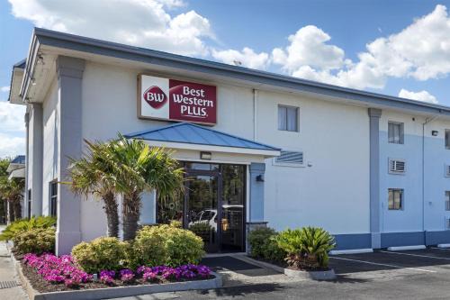 Cottage Line Hotel | Best Western Plus Chesapeake Bay-Norfolk