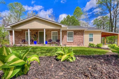 Stanton House | Bhie Lovely Hideaway - RRG - Peaceful - Cozy Stay Stanton location just steps from Kroger and a short 15-minute drive to Natural Bridge Ideal home base for hikers climbers