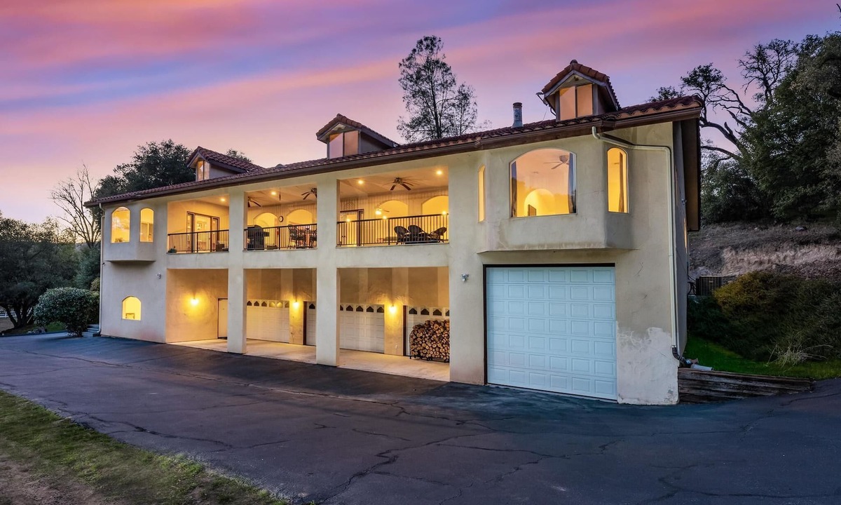 Oakhurst House | Big Oak Manor w/theater/hot tub/sauna/more!