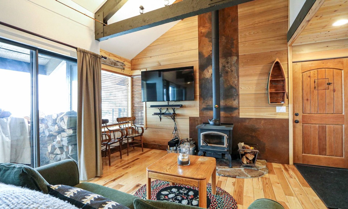 Majestic Pines Condo | Bigwood 80 Remodeled, Private Washer Dryer, Close to Eagle Lodge by RedAwning