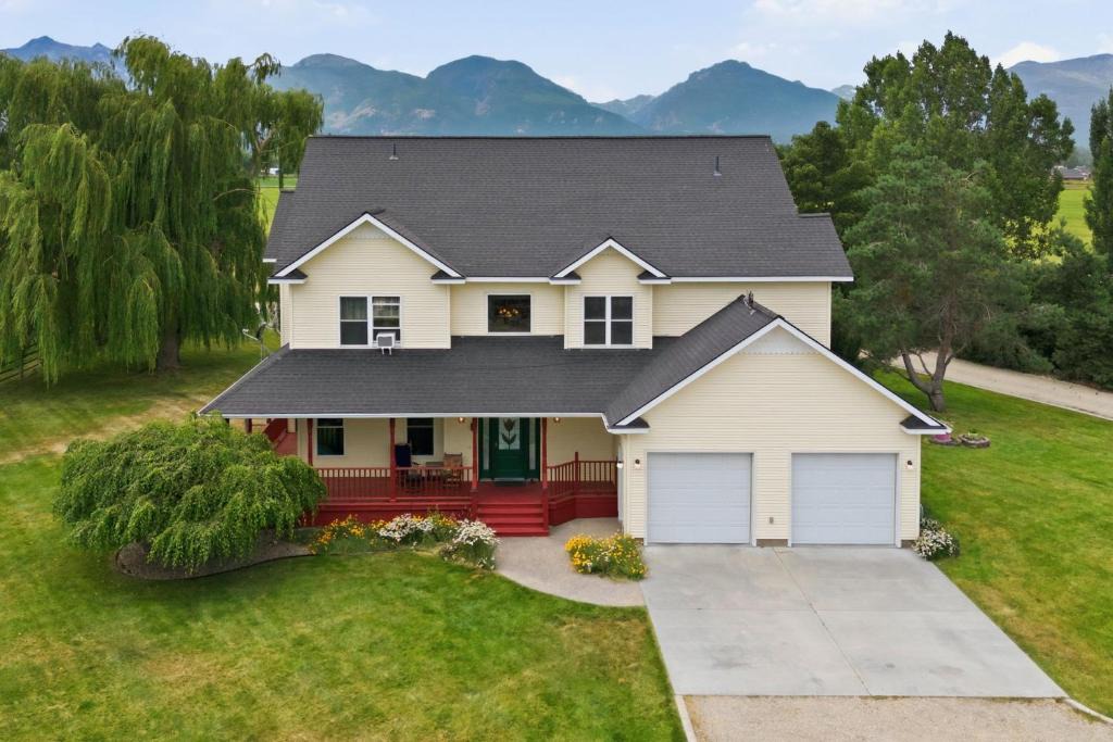 Corvallis House | Bitterroot Farmhouse with Panoramic Views