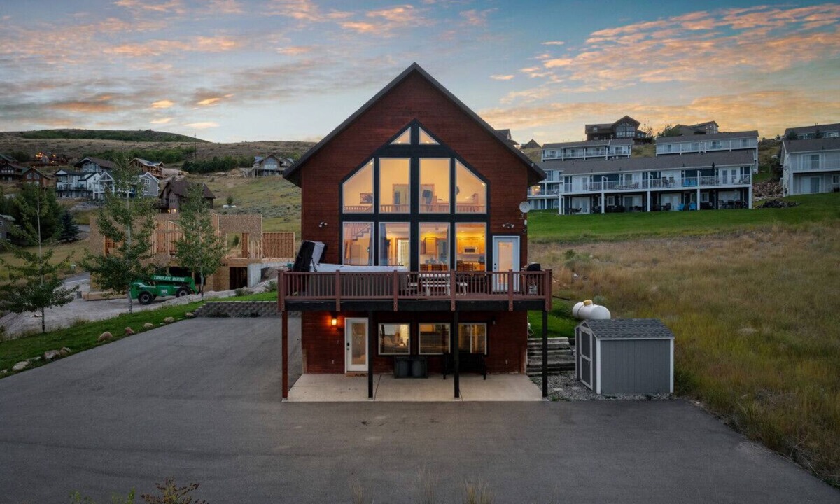 Harbor Village House | Blackberry Manor | Sleeps 26, AC, Hot Tub, Volleyball, Arcades, Lake Views!