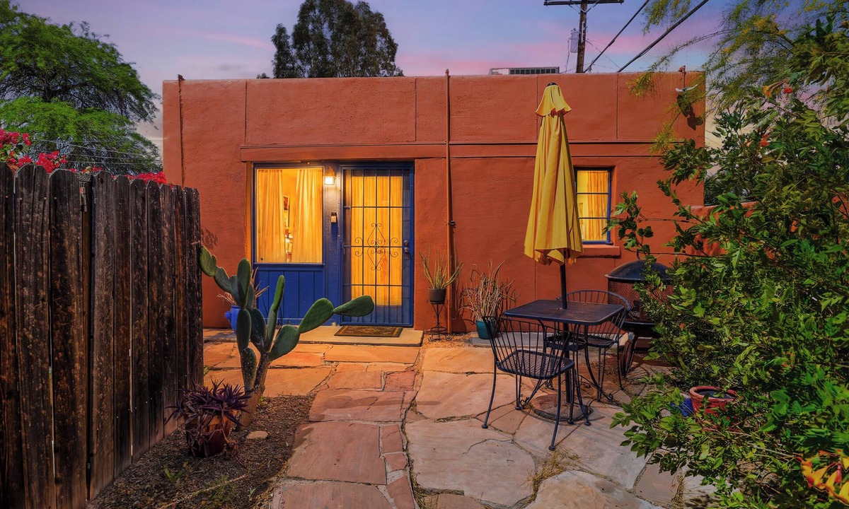 Blenman-Elm House | Blenman Elm Casita – Private Yard, Patios + Parking