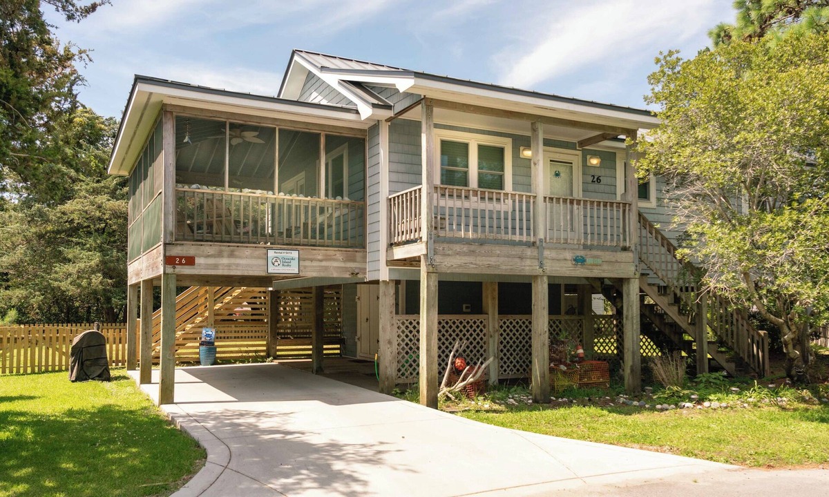 Ocracoke House | Blue Crab: Spacious screened porch, short stroll to Ocracoke Coffee Co.