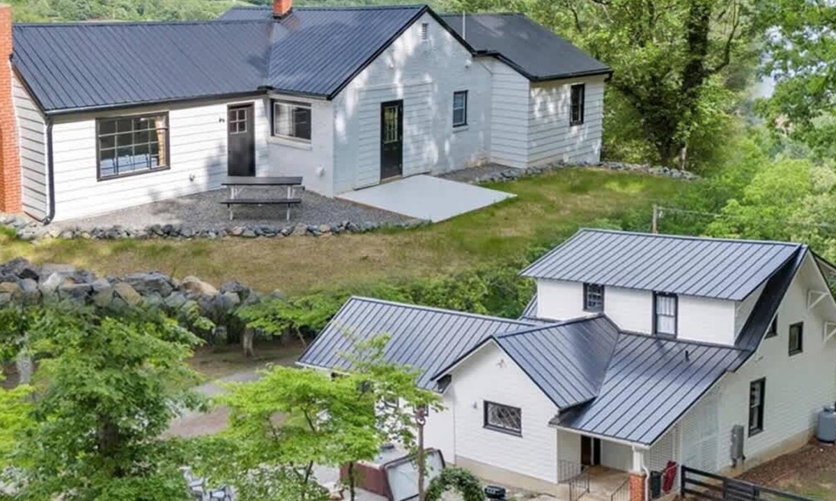 Roanoke House | Blue Ridge Farm: Weddings, Retreats, Event Space