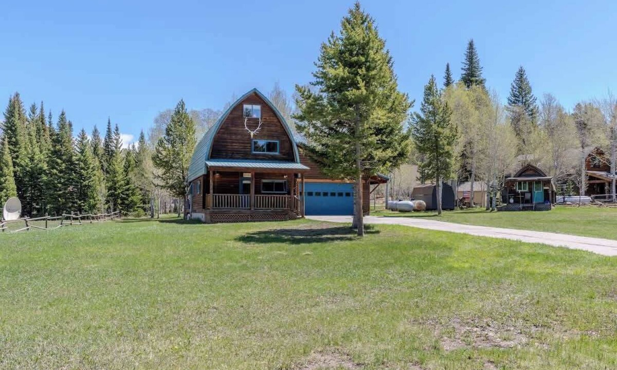 Lazy Acres House | Blue Spruce Cabin Sum