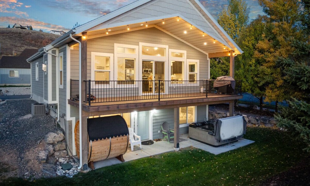 Garden City House | Boardwalk | Steps from Lake, Sauna, Hot Tub, Games, Pool!