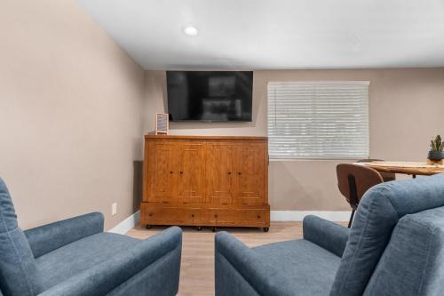 Visalia House | Boho Chic Dt Visalia W Modern Art Flair