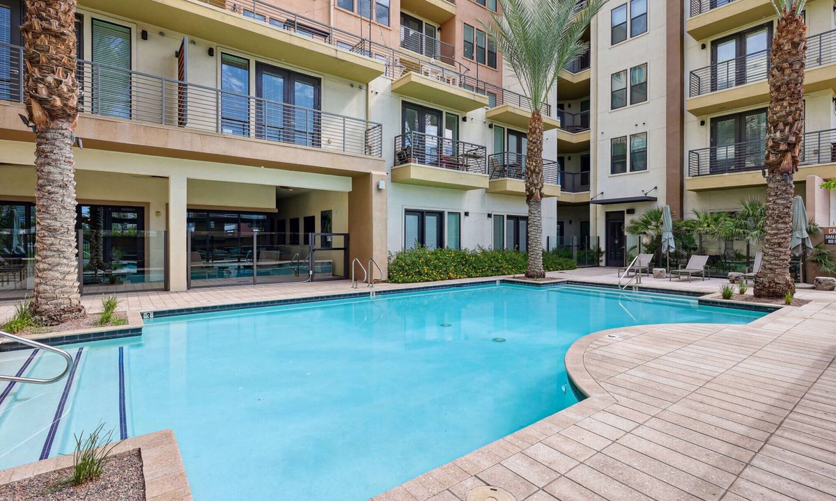 Downtown Phoenix Apartment | Boulevard Stays Modern Roosevelt Row Suite 1BR Pool, Gym 1