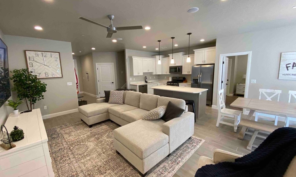 Hurricane Hotel | Brand new build 4B/3.5B in Zions Village w/Hot Tub