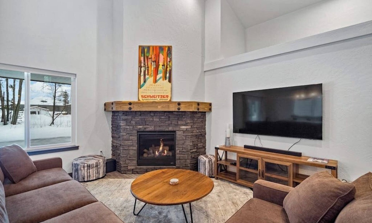 Ponderay House | Brand new centrally located home with game room, central AC, and washer/dryer