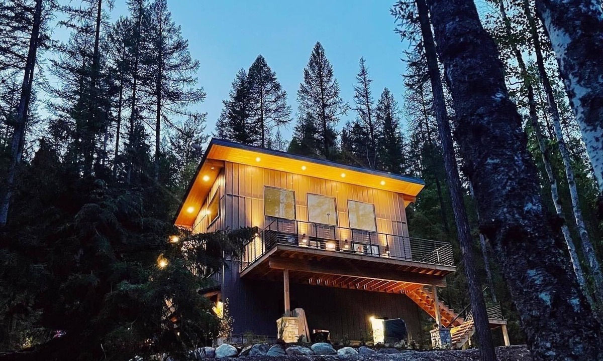 Columbia Falls House | Brand New Hot Tub - 25min from Ski/Whitefish - Central Location- Gorgeous Views