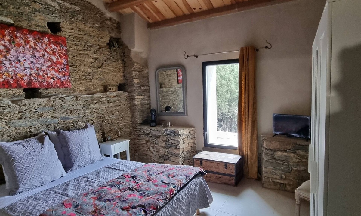 Porri Bed & Breakfast | Breakfast room with panoramic sea and mountain views