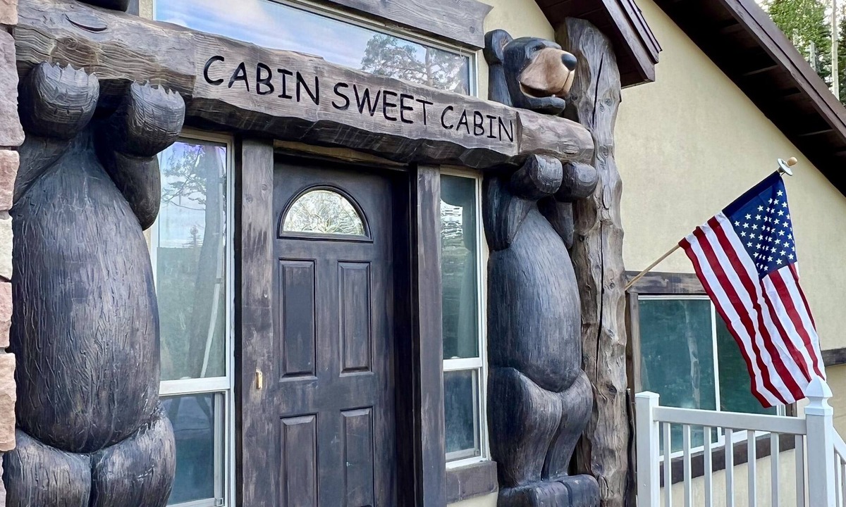 Steam Engine Meadows Cabin | Brian Head Cabin - 1 Mile from ALL SKI LIFTS! Cozy, Spacious & lots of fun.