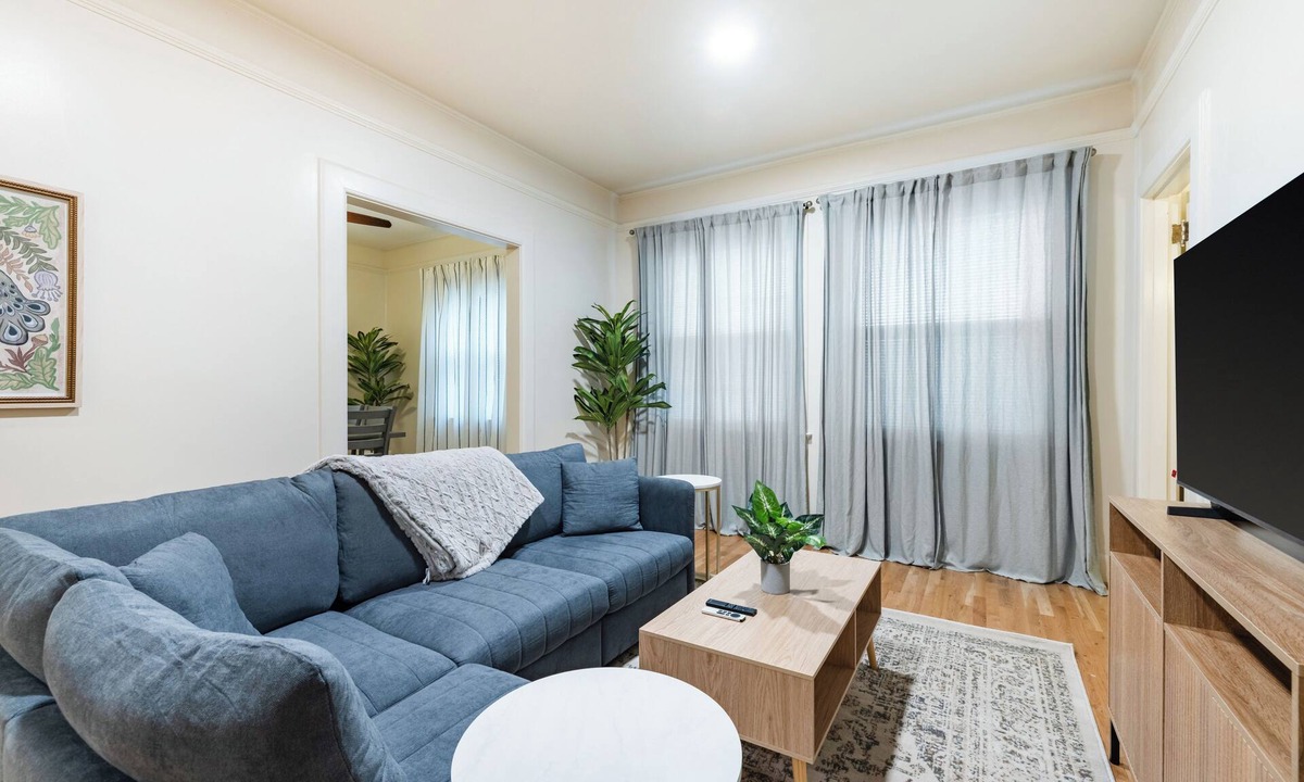 Goose Hollow Condo | Bright, Charming, and Conveniently Located 3-Bedroom Condo in NW Portland