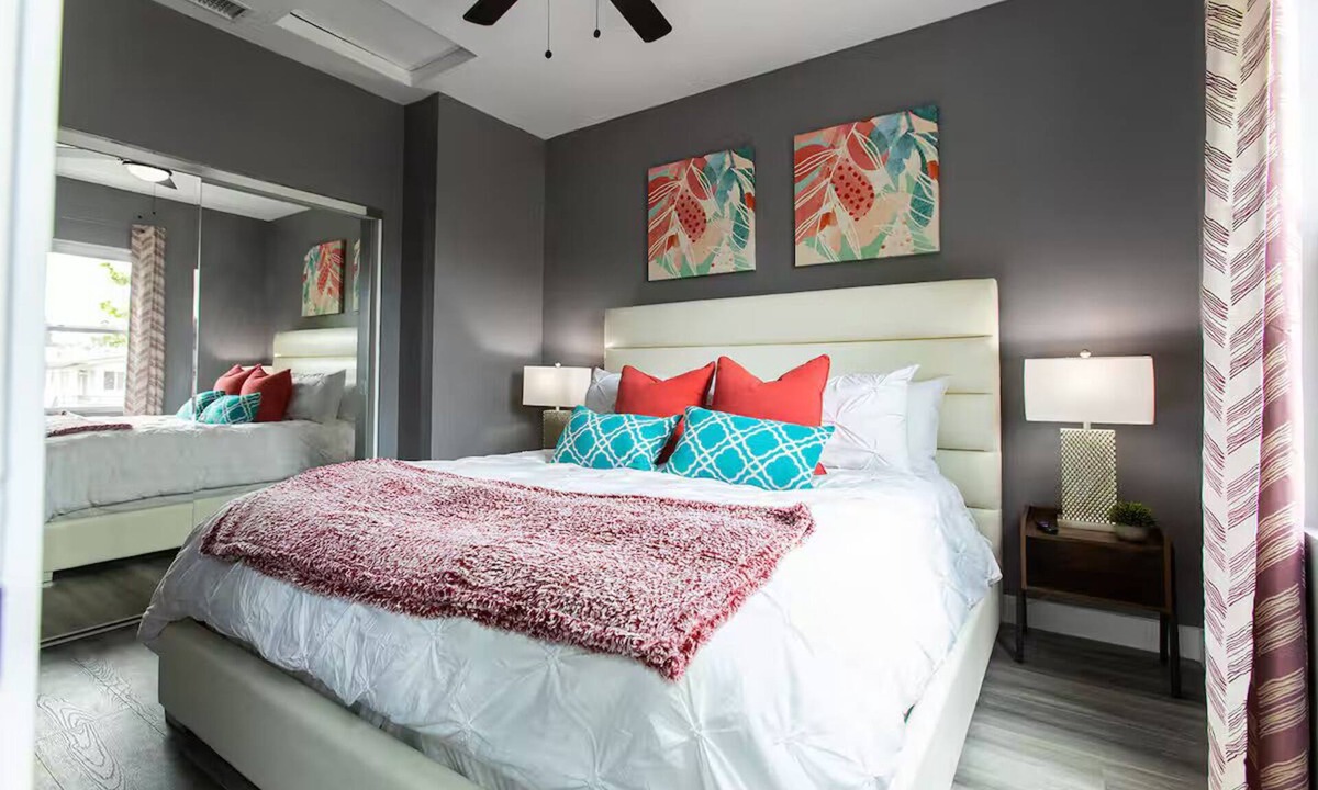 University Heights Apartment | Bright King Suite Near Dining, Shops & Parks