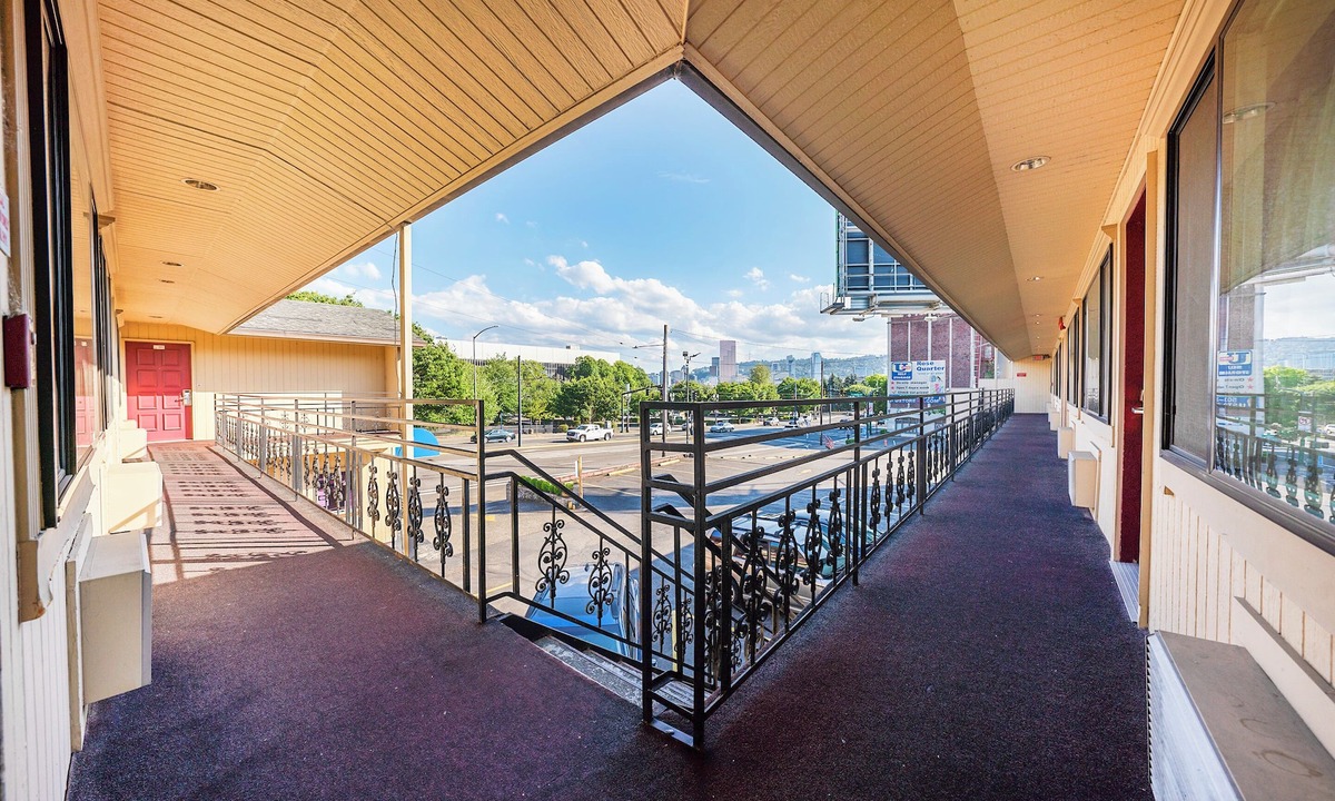 Lloyd District Hotel | Broadway Inn