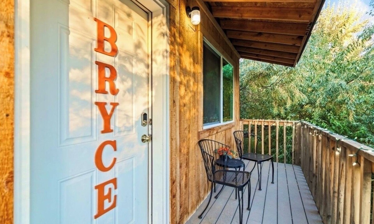 Sevier Cabin | Bryce, Zion Canyon Themed Cabin, Complimentary Breakfast, Hot Tubs, Dogs Welcome