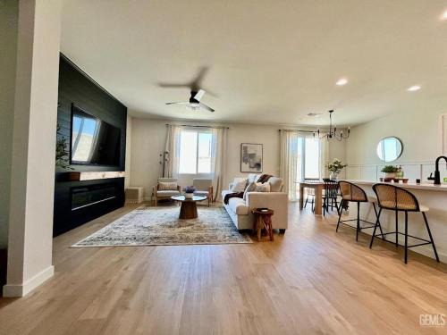 Greenacres House | Business Travel Ready New 3BR Near Airport