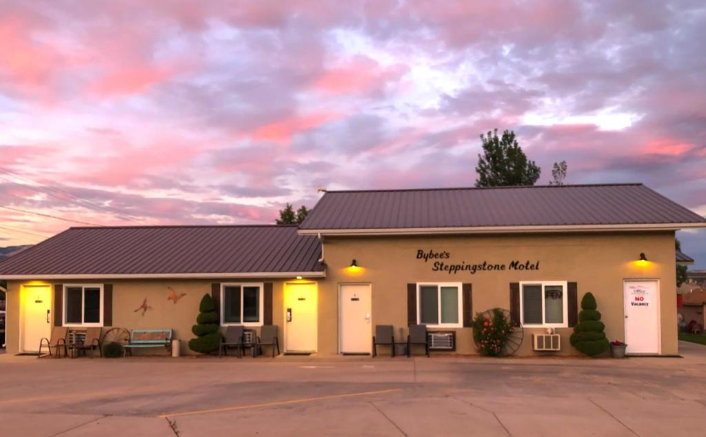 Tropic Hotel | Bybee's Steppingstone Motel