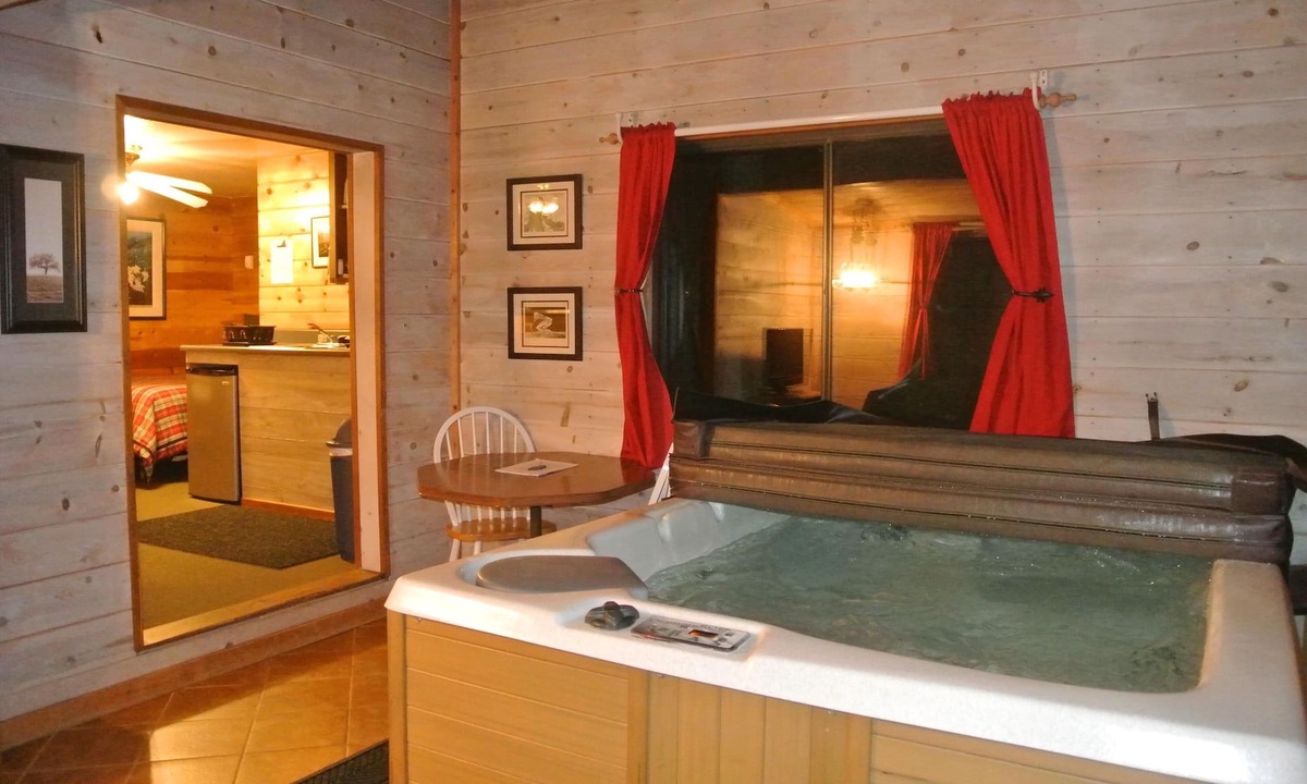 Payson Cabin | CABIN #1 - SWEETHEART’S GRAND Deluxe CABIN (JACUZZI & FIREPLACE, 2 Rooms)