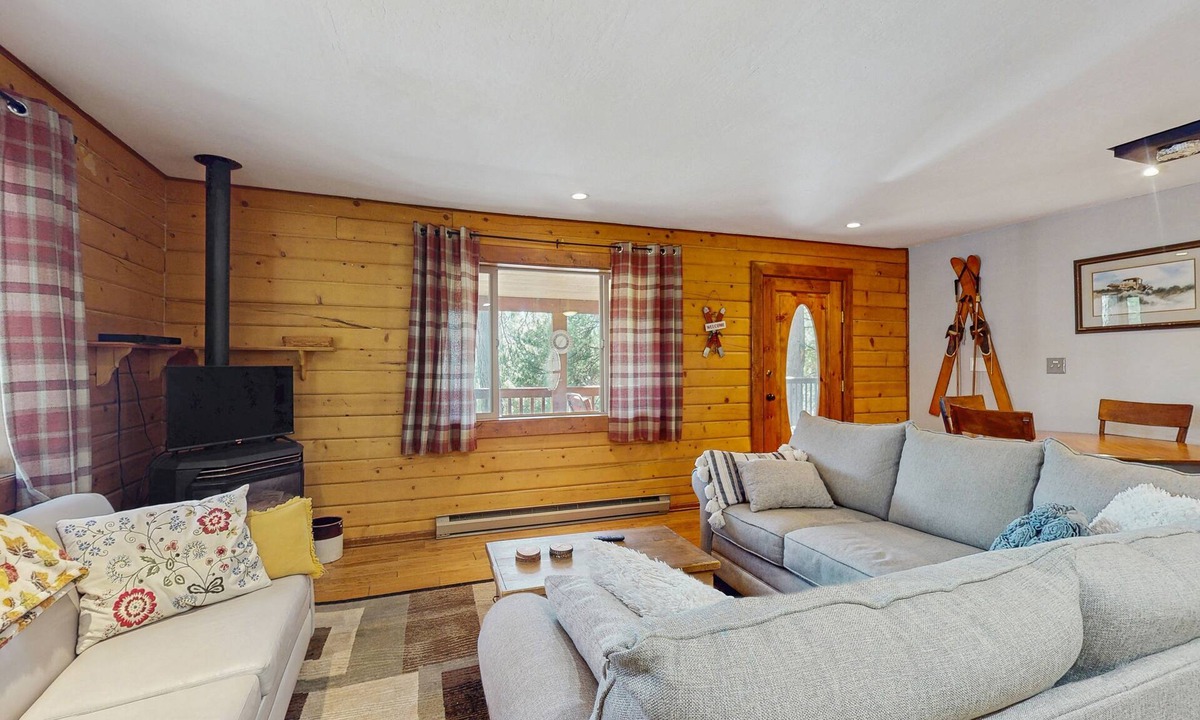 Kachina Village Cabin | Cabin with grill, outdoor dining, & fireplace - drive minutes to hiking