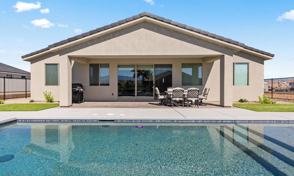 Mesquite House | Caddyshack by Mesquite Vacation Rentals in Val Vista w/pool, putting green and over $500 in complimentary daily activities!